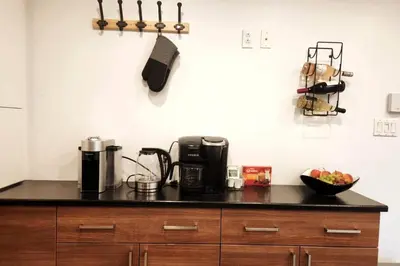 a kitchen counter with a coffee maker and a bowl of fruit at Perle Urbaine Chic et confort in Longueuil