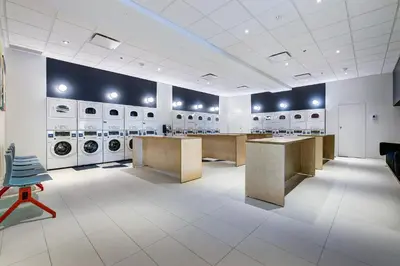 a laundry room with washers and dryers at Appartements Dorchester in Montréal