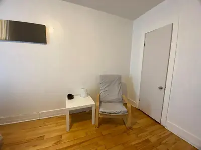 a room with a table and a chair and a desk at Chambre supérieure, ensoleillée et spacieuse in Montréal