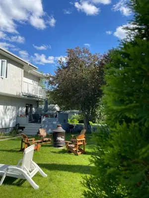 a yard with chairs and a fire hydrant at La Maison 4 Saisons, chambre-Hiver in Saint-Jean-sur-Richelieu
