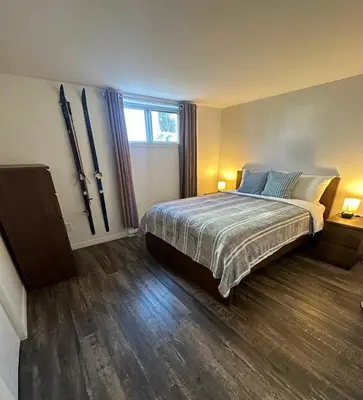 a bedroom with a large bed and a window at Charmant appartement au sous-sol in Longueuil