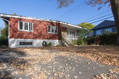 a house with a driveway in front of it at Maison cosy - 6p - Proche de Centropolis & Carrefour Laval in Laval