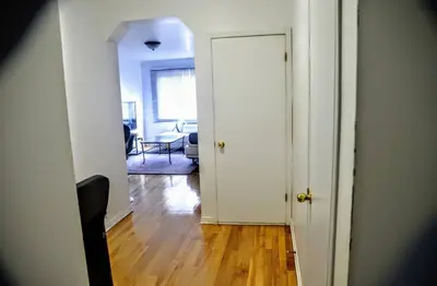 a hallway with a door leading to a living room at Appartement chic in Montréal