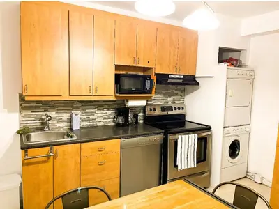 a kitchen with a sink and a stove and a microwave at Comodo apartamento tipo estudio in Montréal