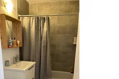 a bathroom with a shower curtain and a sink at Comodo apartamento tipo estudio in Montréal