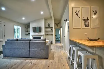 a living room with a couch and a table at Le Southière, minimum 30 nuits in Magog-Orford