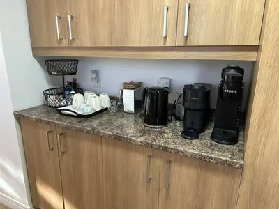 a kitchen counter with a coffeemaker and a coffee maker at Pointe Calumet, 30 minutes de Montréal max 8 pers in Pointe-Calumet