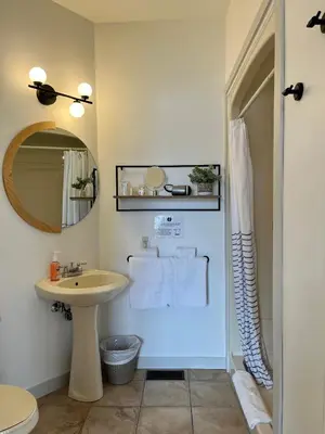a bathroom with a sink and a mirror at Auberge l'Intermède du lac in Disraeli