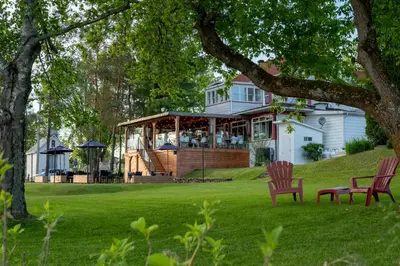 a house with a gazebo in the yard at Auberge l'Intermède du lac in Disraeli