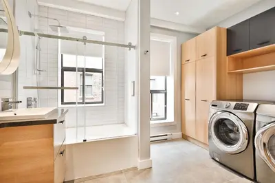 a kitchen with a washing machine and a sink at Les Lofts du Mile End-Plateau Mont Royal in Montréal