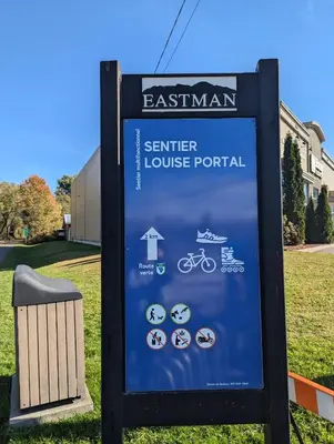 a sign for the eastman center of the house portal at Lac et Montagne Eastman in Eastman