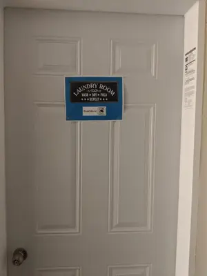 a sign on the door of a white door at Tranquille Discret Privé in Laval