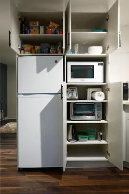 a kitchen with a white refrigerator and a microwave at Tranquille Discret Privé in Laval