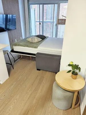 a small room with a bed and a table at Studio Chic - Centre MTL in Montréal