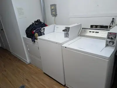 a laundry room with a washer and a dryer at Chez Walid in Montréal