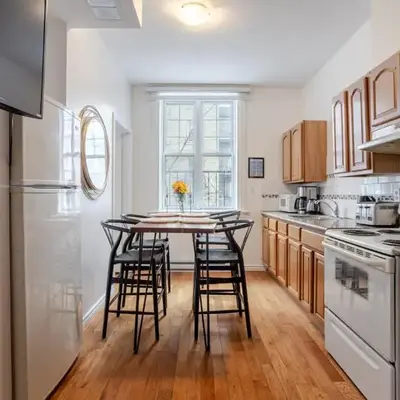 Chic 4BR Haven Sunlit in Downtown MTL