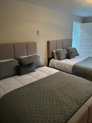 a room with two beds and a window at Comme chez soi in Granby