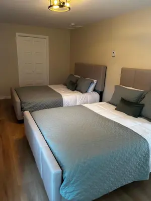 two beds sitting next to each other in a room at Comme chez soi in Granby