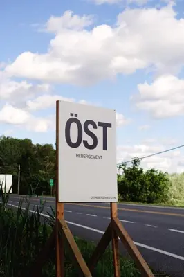 a sign on the side of a road at Chalets OST Shefford FORFAIT GROUPE in Shefford