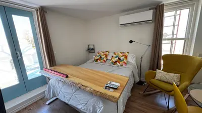 a small bedroom with a bed and a chair at Propre Confortable Près des services in Saint-Joseph-de-Beauce