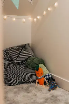 a childs room with a bed and a stuffed animal at Le Fitzsimmons in Mansonville