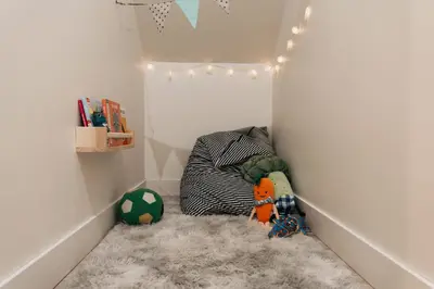 a childs room with a dog bed in a corner at Le Fitzsimmons in Mansonville