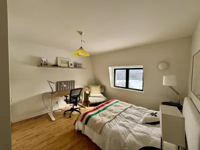 a bedroom with a bed and a desk and a window at Le domaine Primavesi in West Brome