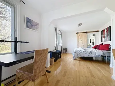 a bedroom with a desk and a bed in it at Charmant appartement de 2 pièces et proche du Métro in Laval