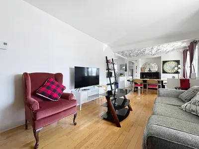 a living room with a couch and a tv at Charmant appartement de 2 pièces et proche du Métro in Laval