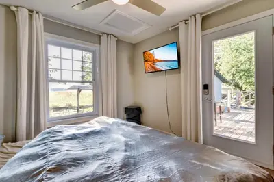 Gallery image of Maison au bord de l'eau et Spa extérieur in Île Saint-Ignace