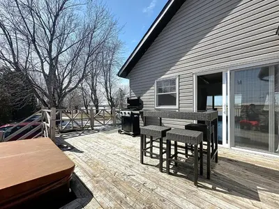 Gallery image of Maison au bord de l'eau et Spa extérieur in Île Saint-Ignace