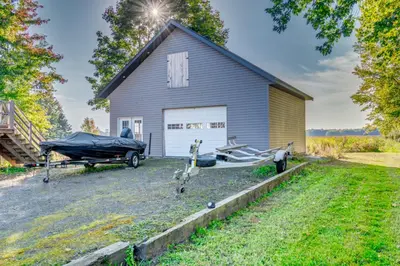 Gallery image of Maison au bord de l'eau et Spa extérieur in Île Saint-Ignace