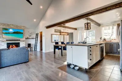 Gallery image of Maison au bord de l'eau et Spa extérieur in Île Saint-Ignace