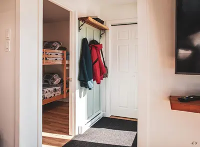 a closet with a door open to a bedroom at Le Pignon Vert in Sainte-Séraphine