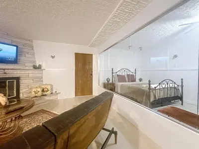 a living room with a couch and a bed at Logement 1 pièce Cozy - Parfait pour Courts Séjours in Montréal