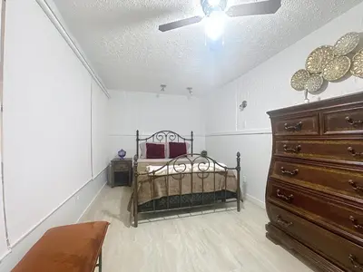 a bedroom with a bed and a ceiling fan at Logement 1 pièce Cozy - Parfait pour Courts Séjours in Montréal