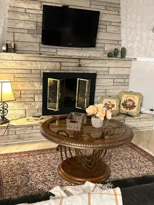 a living room with a table and a fireplace at Logement 1 pièce Cozy - Parfait pour Courts Séjours in Montréal