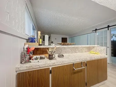 a kitchen with a sink and a counter top at Logement 1 pièce Cozy - Parfait pour Courts Séjours in Montréal