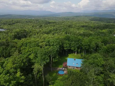 an aerial view of a house in the middle of a forest at Détente au coeur de la forêt in Mansonville