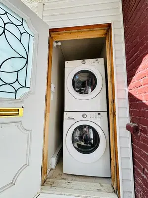 a washer and dryer in a small room at Luxe Living Stay in Montréal