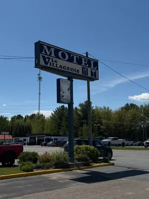a sign for a morristown the cherokees motel at Motel Le Villageois Du Lac in Saint-Francois-du-Lac