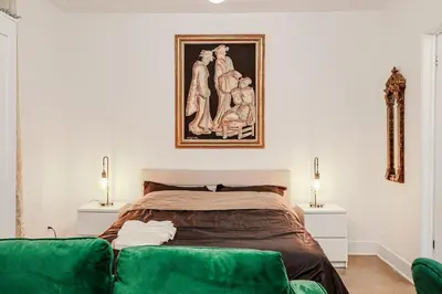 a bedroom with a bed and a painting on the wall at Escapade Chic au Vieux-Port in Montréal
