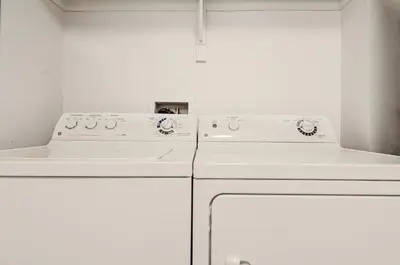 two white washing machines in a white kitchen at Escapade Chic au Vieux-Port in Montréal