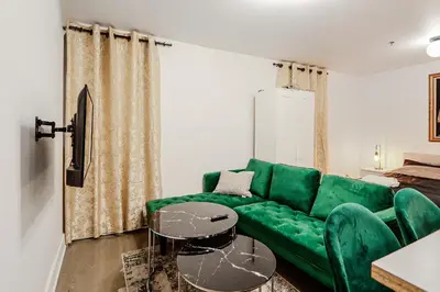 a living room with a green couch and a table at Escapade Chic au Vieux-Port in Montréal