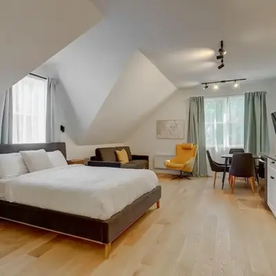 Loft at 913 Shefford
