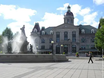 a building with a fountain in front of a building at Homa 1 in Montréal