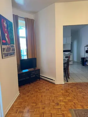 a living room with a television and a dining room at Magnifique 3 chambres Centre ville 1217 in Montréal