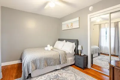 a bedroom with a bed and a window at Appartement moderne 3 chambres avec spa, jardin privé & parking gratuit - accès autonome in Saint-Jean-sur-Richelieu