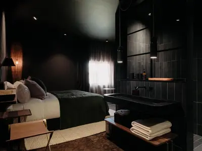 a bedroom with a bed and a bathroom with a sink at Maison Grinder in Montréal