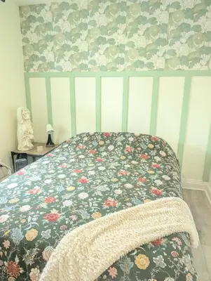 a bedroom with a bed with a floral wallpaper at Espace Cozy - 2 bed in Longueuil